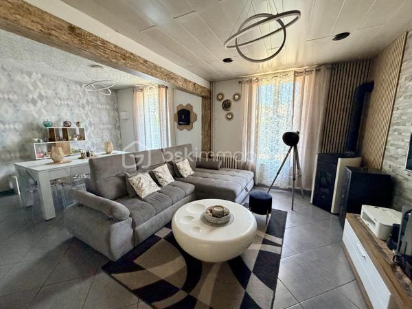 NOUVEAUTE BSK IMMOBILIER

Découvrez cette charmante maison individuelle de 113 m² habitables, idéale pour une famille à la recherche d’espace et de confort, située sur un agréable terrain avec piscine semi-enterrée.

Au rez-de-chaussée, vous trouverez :
•	Une cuisine moderne aménagée et équipée
•	Une belle pièce de vie salon / salle à manger (29 m²)
•	Un WC indépendant
•	Une salle de loisirs de 18 m² pouvant servir de salle de jeux, bureau ou espace détente

Au 1er étage :
•	Deux chambres
•	Une salle d’eau avec douche

Au 2e étage :
•	Une grande chambre double sous les toits (19 m² au sol)

Côtés extérieurs et annexes, bénéficiez de :
•	Piscine semi-enterrée ( 4,86 x 3,36 Profondeur 1,20)
•	Terrain agréable avec abri de jardin
•	Terrasse avec pergola en bois
•	Véranda bois
•	Cave composée de 3 pièces offrant de nombreux espaces de rangement

Confort et équipements :
•	Fenêtres PVC double vitrage et bois double vitrage
•	Volets roulants PVC et volets manuels
•	Chauffage par poêle à pellets installé en 2023

Informations complémentaires :
•	Taxe foncière : 705 €
•	DPE : Classe énergie E
•	Parcelle de 578 m²

Une maison pleine de potentiel, offrant de beaux volumes et des espaces extérieurs appréciables pour profiter des beaux jours.

 Une opportunité à découvrir rapidement ! Contactez-moi pour plus d’informations ou organiser une visite.