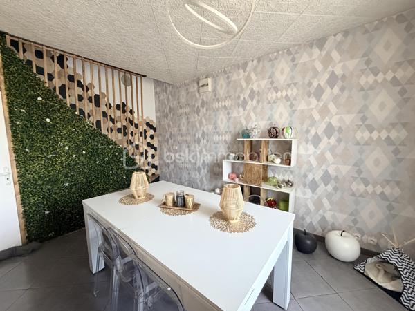 NOUVEAUTE BSK IMMOBILIER

Découvrez cette charmante maison individuelle de 113 m² habitables, idéale pour une famille à la recherche d’espace et de confort, située sur un agréable terrain avec piscine semi-enterrée.

Au rez-de-chaussée, vous trouverez :
•	Une cuisine moderne aménagée et équipée
•	Une belle pièce de vie salon / salle à manger (29 m²)
•	Un WC indépendant
•	Une salle de loisirs de 18 m² pouvant servir de salle de jeux, bureau ou espace détente

Au 1er étage :
•	Deux chambres
•	Une salle d’eau avec douche

Au 2e étage :
•	Une grande chambre double sous les toits (19 m² au sol)

Côtés extérieurs et annexes, bénéficiez de :
•	Piscine semi-enterrée ( 4,86 x 3,36 Profondeur 1,20)
•	Terrain agréable avec abri de jardin
•	Terrasse avec pergola en bois
•	Véranda bois
•	Cave composée de 3 pièces offrant de nombreux espaces de rangement

Confort et équipements :
•	Fenêtres PVC double vitrage et bois double vitrage
•	Volets roulants PVC et volets manuels
•	Chauffage par poêle à pellets installé en 2023

Informations complémentaires :
•	Taxe foncière : 705 €
•	DPE : Classe énergie E
•	Parcelle de 578 m²

Une maison pleine de potentiel, offrant de beaux volumes et des espaces extérieurs appréciables pour profiter des beaux jours.

 Une opportunité à découvrir rapidement ! Contactez-moi pour plus d’informations ou organiser une visite.