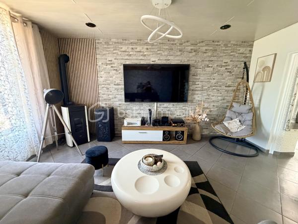 NOUVEAUTE BSK IMMOBILIER

Découvrez cette charmante maison individuelle de 113 m² habitables, idéale pour une famille à la recherche d’espace et de confort, située sur un agréable terrain avec piscine semi-enterrée.

Au rez-de-chaussée, vous trouverez :
•	Une cuisine moderne aménagée et équipée
•	Une belle pièce de vie salon / salle à manger (29 m²)
•	Un WC indépendant
•	Une salle de loisirs de 18 m² pouvant servir de salle de jeux, bureau ou espace détente

Au 1er étage :
•	Deux chambres
•	Une salle d’eau avec douche

Au 2e étage :
•	Une grande chambre double sous les toits (19 m² au sol)

Côtés extérieurs et annexes, bénéficiez de :
•	Piscine semi-enterrée ( 4,86 x 3,36 Profondeur 1,20)
•	Terrain agréable avec abri de jardin
•	Terrasse avec pergola en bois
•	Véranda bois
•	Cave composée de 3 pièces offrant de nombreux espaces de rangement

Confort et équipements :
•	Fenêtres PVC double vitrage et bois double vitrage
•	Volets roulants PVC et volets manuels
•	Chauffage par poêle à pellets installé en 2023

Informations complémentaires :
•	Taxe foncière : 705 €
•	DPE : Classe énergie E
•	Parcelle de 578 m²

Une maison pleine de potentiel, offrant de beaux volumes et des espaces extérieurs appréciables pour profiter des beaux jours.

 Une opportunité à découvrir rapidement ! Contactez-moi pour plus d’informations ou organiser une visite.