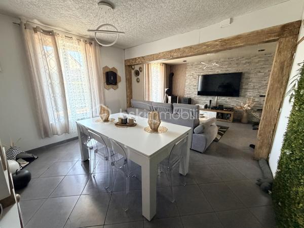 NOUVEAUTE BSK IMMOBILIER

Découvrez cette charmante maison individuelle de 113 m² habitables, idéale pour une famille à la recherche d’espace et de confort, située sur un agréable terrain avec piscine semi-enterrée.

Au rez-de-chaussée, vous trouverez :
•	Une cuisine moderne aménagée et équipée
•	Une belle pièce de vie salon / salle à manger (29 m²)
•	Un WC indépendant
•	Une salle de loisirs de 18 m² pouvant servir de salle de jeux, bureau ou espace détente

Au 1er étage :
•	Deux chambres
•	Une salle d’eau avec douche

Au 2e étage :
•	Une grande chambre double sous les toits (19 m² au sol)

Côtés extérieurs et annexes, bénéficiez de :
•	Piscine semi-enterrée ( 4,86 x 3,36 Profondeur 1,20)
•	Terrain agréable avec abri de jardin
•	Terrasse avec pergola en bois
•	Véranda bois
•	Cave composée de 3 pièces offrant de nombreux espaces de rangement

Confort et équipements :
•	Fenêtres PVC double vitrage et bois double vitrage
•	Volets roulants PVC et volets manuels
•	Chauffage par poêle à pellets installé en 2023

Informations complémentaires :
•	Taxe foncière : 705 €
•	DPE : Classe énergie E
•	Parcelle de 578 m²

Une maison pleine de potentiel, offrant de beaux volumes et des espaces extérieurs appréciables pour profiter des beaux jours.

 Une opportunité à découvrir rapidement ! Contactez-moi pour plus d’informations ou organiser une visite.