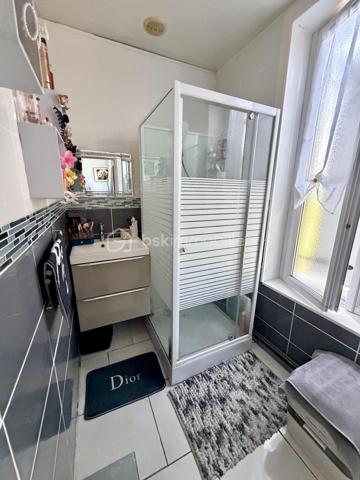 NOUVEAUTE BSK IMMOBILIER

Découvrez cette charmante maison individuelle de 113 m² habitables, idéale pour une famille à la recherche d’espace et de confort, située sur un agréable terrain avec piscine semi-enterrée.

Au rez-de-chaussée, vous trouverez :
•	Une cuisine moderne aménagée et équipée
•	Une belle pièce de vie salon / salle à manger (29 m²)
•	Un WC indépendant
•	Une salle de loisirs de 18 m² pouvant servir de salle de jeux, bureau ou espace détente

Au 1er étage :
•	Deux chambres
•	Une salle d’eau avec douche

Au 2e étage :
•	Une grande chambre double sous les toits (19 m² au sol)

Côtés extérieurs et annexes, bénéficiez de :
•	Piscine semi-enterrée ( 4,86 x 3,36 Profondeur 1,20)
•	Terrain agréable avec abri de jardin
•	Terrasse avec pergola en bois
•	Véranda bois
•	Cave composée de 3 pièces offrant de nombreux espaces de rangement

Confort et équipements :
•	Fenêtres PVC double vitrage et bois double vitrage
•	Volets roulants PVC et volets manuels
•	Chauffage par poêle à pellets installé en 2023

Informations complémentaires :
•	Taxe foncière : 705 €
•	DPE : Classe énergie E
•	Parcelle de 578 m²

Une maison pleine de potentiel, offrant de beaux volumes et des espaces extérieurs appréciables pour profiter des beaux jours.

 Une opportunité à découvrir rapidement ! Contactez-moi pour plus d’informations ou organiser une visite.