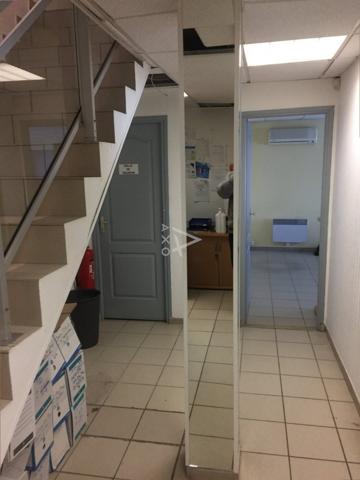 A louer toutes charges comprises,  un ensemble de bureaux et ses annexes..