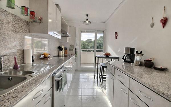 Appartement à vendre    3 pièces • 78,50 m2 Marseille 8