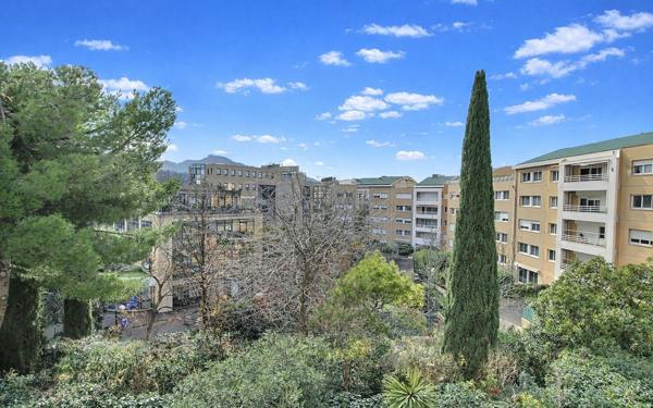 Appartement à vendre    3 pièces • 78,50 m2 Marseille 8