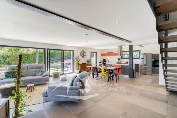 Villa avec dépendance Cuvat : 5 chambres, piscine et vue montagne à 3 min de l’A41