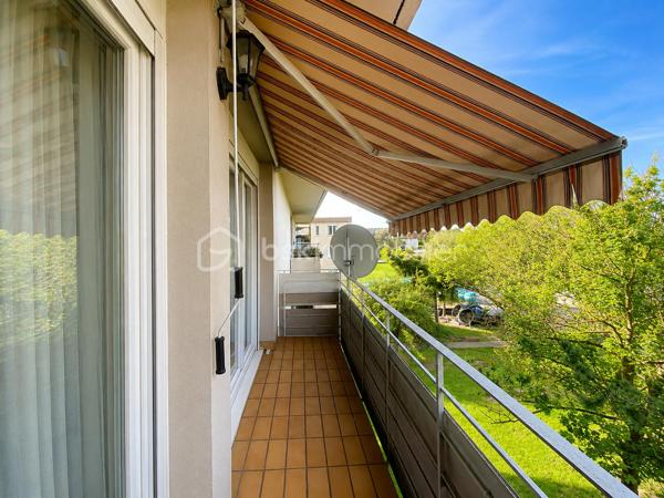 SAINT-AVOLD-La Carrière.

Appartement F3 au dernier étage sans ascenseur.
Il dispose d'une entrée desservant un salon, une cuisine meublée et équipée, une salle d'eau, un toilette, deux chambres.
Petit prix et nombreux atouts : 
-SANS TRAVAUX.
-SALLE D'EAU et fenêtres PVC RECENTES
-CHAUDIÈRE NEUVE
-BALCON-TERRASSE ET VUE DEGAGÉE.
-AU CALME EN DERNIER ETAGE
-CAVE

Face au nouveau collège du secteur, au centre commercial et arrêt de bus.
N'attendez pas pour visiter !