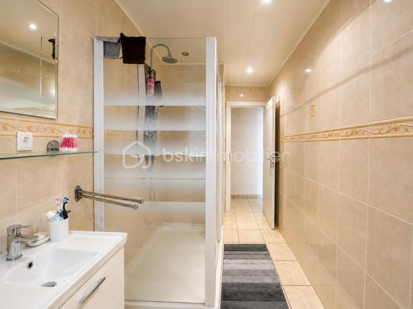 SAINT-AVOLD-La Carrière.

Appartement F3 au dernier étage sans ascenseur.
Il dispose d'une entrée desservant un salon, une cuisine meublée et équipée, une salle d'eau, un toilette, deux chambres.
Petit prix et nombreux atouts : 
-SANS TRAVAUX.
-SALLE D'EAU et fenêtres PVC RECENTES
-CHAUDIÈRE NEUVE
-BALCON-TERRASSE ET VUE DEGAGÉE.
-AU CALME EN DERNIER ETAGE
-CAVE

Face au nouveau collège du secteur, au centre commercial et arrêt de bus.
N'attendez pas pour visiter !