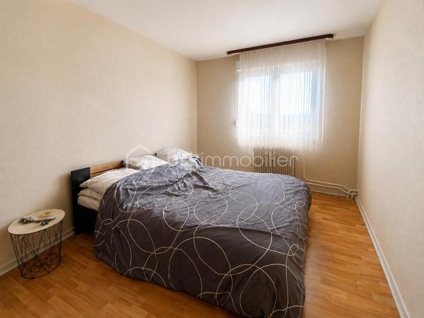 SAINT-AVOLD-La Carrière.

Appartement F3 au dernier étage sans ascenseur.
Il dispose d'une entrée desservant un salon, une cuisine meublée et équipée, une salle d'eau, un toilette, deux chambres.
Petit prix et nombreux atouts : 
-SANS TRAVAUX.
-SALLE D'EAU et fenêtres PVC RECENTES
-CHAUDIÈRE NEUVE
-BALCON-TERRASSE ET VUE DEGAGÉE.
-AU CALME EN DERNIER ETAGE
-CAVE

Face au nouveau collège du secteur, au centre commercial et arrêt de bus.
N'attendez pas pour visiter !