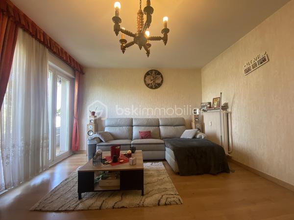 SAINT-AVOLD-La Carrière.

Appartement F3 au dernier étage sans ascenseur.
Il dispose d'une entrée desservant un salon, une cuisine meublée et équipée, une salle d'eau, un toilette, deux chambres.
Petit prix et nombreux atouts : 
-SANS TRAVAUX.
-SALLE D'EAU et fenêtres PVC RECENTES
-CHAUDIÈRE NEUVE
-BALCON-TERRASSE ET VUE DEGAGÉE.
-AU CALME EN DERNIER ETAGE
-CAVE

Face au nouveau collège du secteur, au centre commercial et arrêt de bus.
N'attendez pas pour visiter !