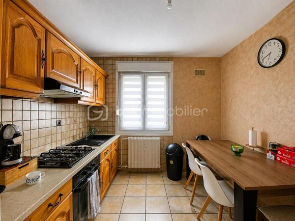 SAINT-AVOLD-La Carrière.

Appartement F3 au dernier étage sans ascenseur.
Il dispose d'une entrée desservant un salon, une cuisine meublée et équipée, une salle d'eau, un toilette, deux chambres.
Petit prix et nombreux atouts : 
-SANS TRAVAUX.
-SALLE D'EAU et fenêtres PVC RECENTES
-CHAUDIÈRE NEUVE
-BALCON-TERRASSE ET VUE DEGAGÉE.
-AU CALME EN DERNIER ETAGE
-CAVE

Face au nouveau collège du secteur, au centre commercial et arrêt de bus.
N'attendez pas pour visiter !