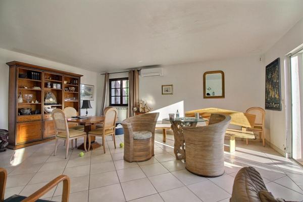 A pied des plages et magnifique vue dégagée ! Maison deux appartements LE PRADET !