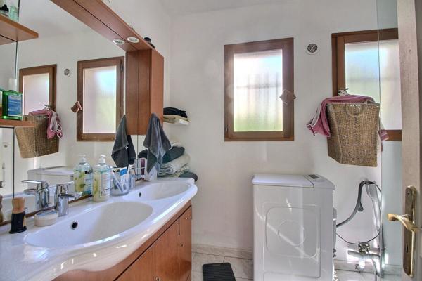 A pied des plages et magnifique vue dégagée ! Maison deux appartements LE PRADET !