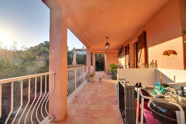 A pied des plages et magnifique vue dégagée ! Maison deux appartements LE PRADET !