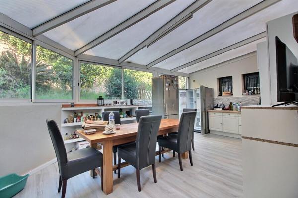 A pied des plages et magnifique vue dégagée ! Maison deux appartements LE PRADET !