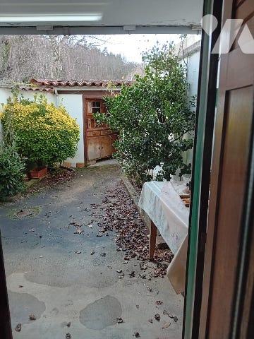 Une maison de bourg avec petite cour attenante et terrain non attenant sur LEIGNEUX