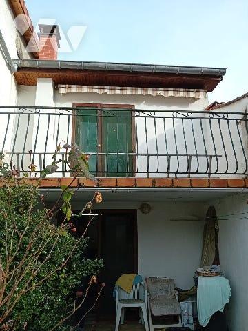 Une maison de bourg avec petite cour attenante et terrain non attenant sur LEIGNEUX
