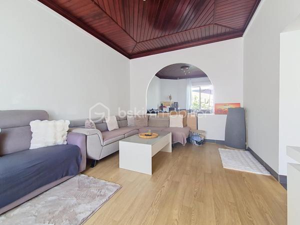 Idéalement située au cœur de Valence d'Agen, à quelques pas des commerces, écoles et services du quotidien, cette charmante maison de ville vous séduira par son cachet, ses beaux volumes et son agréable espace extérieur.

Dès l'entrée, vous découvrirez un vaste couloir qui dessert une belle pièce de vie conviviale, idéale pour partager des moments en famille ou entre amis. La cuisine, fonctionnelle et lumineuse, complète harmonieusement cet espace. Un WC indépendant est également présent au rez-de-chaussée pour davantage de confort.

À l'extérieur, une grande terrasse vous invite à profiter pleinement des beaux jours. Véritable prolongement de la maison, elle offre un espace privilégié pour les repas en plein air, les moments de détente ou les soirées estivales.

À l'étage, l'espace nuit accueille trois belles chambres aux volumes généreux ainsi qu'une salle d'eau avec WC.

Cette maison pleine de charme constitue une belle opportunité pour une famille souhaitant profiter de la vie en centre-ville tout en bénéficiant d'un agréable espace extérieur.

Les atouts :
• Emplacement recherché en cœur de ville
• Toutes les commodités accessibles à pied
• Grande terrasse extérieure
• 3 chambres spacieuses
• Maison familiale avec cachet
• Beaux volumes et belle luminosité

Une visite vous permettra d'apprécier tout le potentiel et l'atmosphère chaleureuse de cette maison.