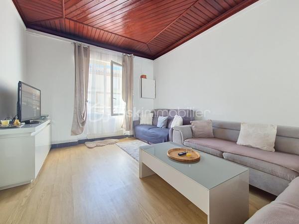 Idéalement située au cœur de Valence d'Agen, à quelques pas des commerces, écoles et services du quotidien, cette charmante maison de ville vous séduira par son cachet, ses beaux volumes et son agréable espace extérieur.

Dès l'entrée, vous découvrirez un vaste couloir qui dessert une belle pièce de vie conviviale, idéale pour partager des moments en famille ou entre amis. La cuisine, fonctionnelle et lumineuse, complète harmonieusement cet espace. Un WC indépendant est également présent au rez-de-chaussée pour davantage de confort.

À l'extérieur, une grande terrasse vous invite à profiter pleinement des beaux jours. Véritable prolongement de la maison, elle offre un espace privilégié pour les repas en plein air, les moments de détente ou les soirées estivales.

À l'étage, l'espace nuit accueille trois belles chambres aux volumes généreux ainsi qu'une salle d'eau avec WC.

Cette maison pleine de charme constitue une belle opportunité pour une famille souhaitant profiter de la vie en centre-ville tout en bénéficiant d'un agréable espace extérieur.

Les atouts :
• Emplacement recherché en cœur de ville
• Toutes les commodités accessibles à pied
• Grande terrasse extérieure
• 3 chambres spacieuses
• Maison familiale avec cachet
• Beaux volumes et belle luminosité

Une visite vous permettra d'apprécier tout le potentiel et l'atmosphère chaleureuse de cette maison.