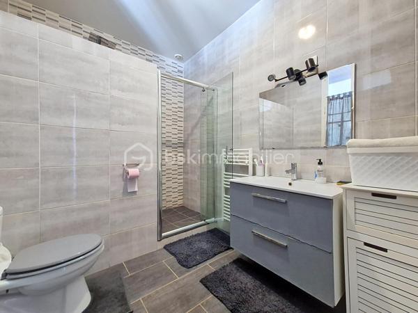 Idéalement située au cœur de Valence d'Agen, à quelques pas des commerces, écoles et services du quotidien, cette charmante maison de ville vous séduira par son cachet, ses beaux volumes et son agréable espace extérieur.

Dès l'entrée, vous découvrirez un vaste couloir qui dessert une belle pièce de vie conviviale, idéale pour partager des moments en famille ou entre amis. La cuisine, fonctionnelle et lumineuse, complète harmonieusement cet espace. Un WC indépendant est également présent au rez-de-chaussée pour davantage de confort.

À l'extérieur, une grande terrasse vous invite à profiter pleinement des beaux jours. Véritable prolongement de la maison, elle offre un espace privilégié pour les repas en plein air, les moments de détente ou les soirées estivales.

À l'étage, l'espace nuit accueille trois belles chambres aux volumes généreux ainsi qu'une salle d'eau avec WC.

Cette maison pleine de charme constitue une belle opportunité pour une famille souhaitant profiter de la vie en centre-ville tout en bénéficiant d'un agréable espace extérieur.

Les atouts :
• Emplacement recherché en cœur de ville
• Toutes les commodités accessibles à pied
• Grande terrasse extérieure
• 3 chambres spacieuses
• Maison familiale avec cachet
• Beaux volumes et belle luminosité

Une visite vous permettra d'apprécier tout le potentiel et l'atmosphère chaleureuse de cette maison.