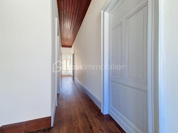 Idéalement située au cœur de Valence d'Agen, à quelques pas des commerces, écoles et services du quotidien, cette charmante maison de ville vous séduira par son cachet, ses beaux volumes et son agréable espace extérieur.

Dès l'entrée, vous découvrirez un vaste couloir qui dessert une belle pièce de vie conviviale, idéale pour partager des moments en famille ou entre amis. La cuisine, fonctionnelle et lumineuse, complète harmonieusement cet espace. Un WC indépendant est également présent au rez-de-chaussée pour davantage de confort.

À l'extérieur, une grande terrasse vous invite à profiter pleinement des beaux jours. Véritable prolongement de la maison, elle offre un espace privilégié pour les repas en plein air, les moments de détente ou les soirées estivales.

À l'étage, l'espace nuit accueille trois belles chambres aux volumes généreux ainsi qu'une salle d'eau avec WC.

Cette maison pleine de charme constitue une belle opportunité pour une famille souhaitant profiter de la vie en centre-ville tout en bénéficiant d'un agréable espace extérieur.

Les atouts :
• Emplacement recherché en cœur de ville
• Toutes les commodités accessibles à pied
• Grande terrasse extérieure
• 3 chambres spacieuses
• Maison familiale avec cachet
• Beaux volumes et belle luminosité

Une visite vous permettra d'apprécier tout le potentiel et l'atmosphère chaleureuse de cette maison.