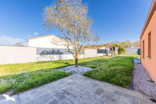 Maison à vendre |                                       Bellevigny |                                        7 pièces  |  155 m²