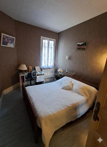 Et si vous changiez d'horizon sans sacrifier votre confort ? À seulement une heure de Toulouse (31000) et aux portes du Parc Naturel Régional des Pyrénées, cette maison de bourg de 139 m² bouscule les codes. Ici, l’authenticité d’une architecture préservée (poutres, superbe cheminée en marbre, escalier majestueux) épouse des espaces généreux baignés de lumière, orientés Est/Sud.

​Une parenthèse rare où tout se fait à pied — des commerces de proximité aux sentiers de randonnée — tout en profitant d'un véritable havre de paix intime.

​🌟 Ce qui rend ce bien unique

​Le style et l'âme : Loin des standards aseptisés, la maison séduit par son écriture singulière, son cachet de l'ancien magnifié sur deux seuls niveaux, et son parfait équilibre entre élégance et chaleur.
​Des volumes faits pour vivre (et respirer) : Un bel espace de vie lumineux de 30 m², une grande cuisine conviviale de 20 m², et 4 chambres (dont deux superbes suites potentielles de 20 m² et deux pièces modulables de 11 m² pour le télétravail ou les enfants).
​Le luxe de l'extérieur en ville : Un jardin clos et arboré de 160 m² avec portail électrique, véritable écrin de verdure intime (mitoyenne de deux côtés seulement, le calme absolu est préservé).
​Le confort clé en main & éco-maîtrisé : Une performance thermique pensée pour l'hiver (chaudière à granulés performante + insert à bois, budget maîtrisé d'environ 1 200 €/an) pour une maison saine où il n'y a plus qu'à poser ses valises.
​L'atout rare en centre-bourg : Un immense garage fermé de 46 m² (un vrai privilège !) complété par 4 places de parking sécurisées.

​📊 En un coup d'œil
​Surface habitable : 139 m²
​Extérieur : Jardin de 160 m² + Garage 46 m² + 4 parkings
​Chambres : 4 lumineuses
​Énergie : Pellets + Bois (Faible coût annuel)
​Situation : La Bastide-de-Sérou 09240 (Commerces, écoles, golf et services à pied, Foix et Toulouse à proximité).

​📞 Prêt(e) à succomber au coup de cœur ?
​Les biens offrant ce mariage rare entre le cachet de l'ancien, des volumes généreux, un grand garage et un jardin intime au cœur d'un village vivant sont rarissimes sur le marché.

​Ne laissez pas passer cette opportunité unique.

Contactez-moi dès aujourd'hui pour organiser votre visite et découvrir par vous-même tout ce que cette maison a à vous offrir.