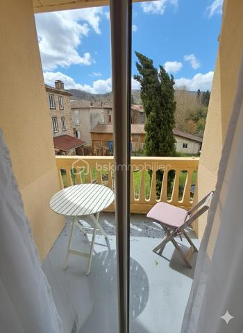 Et si vous changiez d'horizon sans sacrifier votre confort ? À seulement une heure de Toulouse (31000) et aux portes du Parc Naturel Régional des Pyrénées, cette maison de bourg de 139 m² bouscule les codes. Ici, l’authenticité d’une architecture préservée (poutres, superbe cheminée en marbre, escalier majestueux) épouse des espaces généreux baignés de lumière, orientés Est/Sud.

​Une parenthèse rare où tout se fait à pied — des commerces de proximité aux sentiers de randonnée — tout en profitant d'un véritable havre de paix intime.

​🌟 Ce qui rend ce bien unique

​Le style et l'âme : Loin des standards aseptisés, la maison séduit par son écriture singulière, son cachet de l'ancien magnifié sur deux seuls niveaux, et son parfait équilibre entre élégance et chaleur.
​Des volumes faits pour vivre (et respirer) : Un bel espace de vie lumineux de 30 m², une grande cuisine conviviale de 20 m², et 4 chambres (dont deux superbes suites potentielles de 20 m² et deux pièces modulables de 11 m² pour le télétravail ou les enfants).
​Le luxe de l'extérieur en ville : Un jardin clos et arboré de 160 m² avec portail électrique, véritable écrin de verdure intime (mitoyenne de deux côtés seulement, le calme absolu est préservé).
​Le confort clé en main & éco-maîtrisé : Une performance thermique pensée pour l'hiver (chaudière à granulés performante + insert à bois, budget maîtrisé d'environ 1 200 €/an) pour une maison saine où il n'y a plus qu'à poser ses valises.
​L'atout rare en centre-bourg : Un immense garage fermé de 46 m² (un vrai privilège !) complété par 4 places de parking sécurisées.

​📊 En un coup d'œil
​Surface habitable : 139 m²
​Extérieur : Jardin de 160 m² + Garage 46 m² + 4 parkings
​Chambres : 4 lumineuses
​Énergie : Pellets + Bois (Faible coût annuel)
​Situation : La Bastide-de-Sérou 09240 (Commerces, écoles, golf et services à pied, Foix et Toulouse à proximité).

​📞 Prêt(e) à succomber au coup de cœur ?
​Les biens offrant ce mariage rare entre le cachet de l'ancien, des volumes généreux, un grand garage et un jardin intime au cœur d'un village vivant sont rarissimes sur le marché.

​Ne laissez pas passer cette opportunité unique.

Contactez-moi dès aujourd'hui pour organiser votre visite et découvrir par vous-même tout ce que cette maison a à vous offrir.