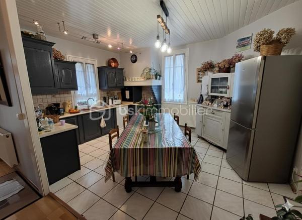 Et si vous changiez d'horizon sans sacrifier votre confort ? À seulement une heure de Toulouse (31000) et aux portes du Parc Naturel Régional des Pyrénées, cette maison de bourg de 139 m² bouscule les codes. Ici, l’authenticité d’une architecture préservée (poutres, superbe cheminée en marbre, escalier majestueux) épouse des espaces généreux baignés de lumière, orientés Est/Sud.

​Une parenthèse rare où tout se fait à pied — des commerces de proximité aux sentiers de randonnée — tout en profitant d'un véritable havre de paix intime.

​🌟 Ce qui rend ce bien unique

​Le style et l'âme : Loin des standards aseptisés, la maison séduit par son écriture singulière, son cachet de l'ancien magnifié sur deux seuls niveaux, et son parfait équilibre entre élégance et chaleur.
​Des volumes faits pour vivre (et respirer) : Un bel espace de vie lumineux de 30 m², une grande cuisine conviviale de 20 m², et 4 chambres (dont deux superbes suites potentielles de 20 m² et deux pièces modulables de 11 m² pour le télétravail ou les enfants).
​Le luxe de l'extérieur en ville : Un jardin clos et arboré de 160 m² avec portail électrique, véritable écrin de verdure intime (mitoyenne de deux côtés seulement, le calme absolu est préservé).
​Le confort clé en main & éco-maîtrisé : Une performance thermique pensée pour l'hiver (chaudière à granulés performante + insert à bois, budget maîtrisé d'environ 1 200 €/an) pour une maison saine où il n'y a plus qu'à poser ses valises.
​L'atout rare en centre-bourg : Un immense garage fermé de 46 m² (un vrai privilège !) complété par 4 places de parking sécurisées.

​📊 En un coup d'œil
​Surface habitable : 139 m²
​Extérieur : Jardin de 160 m² + Garage 46 m² + 4 parkings
​Chambres : 4 lumineuses
​Énergie : Pellets + Bois (Faible coût annuel)
​Situation : La Bastide-de-Sérou 09240 (Commerces, écoles, golf et services à pied, Foix et Toulouse à proximité).

​📞 Prêt(e) à succomber au coup de cœur ?
​Les biens offrant ce mariage rare entre le cachet de l'ancien, des volumes généreux, un grand garage et un jardin intime au cœur d'un village vivant sont rarissimes sur le marché.

​Ne laissez pas passer cette opportunité unique.

Contactez-moi dès aujourd'hui pour organiser votre visite et découvrir par vous-même tout ce que cette maison a à vous offrir.