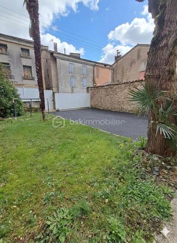 Et si vous changiez d'horizon sans sacrifier votre confort ? À seulement une heure de Toulouse (31000) et aux portes du Parc Naturel Régional des Pyrénées, cette maison de bourg de 139 m² bouscule les codes. Ici, l’authenticité d’une architecture préservée (poutres, superbe cheminée en marbre, escalier majestueux) épouse des espaces généreux baignés de lumière, orientés Est/Sud.

​Une parenthèse rare où tout se fait à pied — des commerces de proximité aux sentiers de randonnée — tout en profitant d'un véritable havre de paix intime.

​🌟 Ce qui rend ce bien unique

​Le style et l'âme : Loin des standards aseptisés, la maison séduit par son écriture singulière, son cachet de l'ancien magnifié sur deux seuls niveaux, et son parfait équilibre entre élégance et chaleur.
​Des volumes faits pour vivre (et respirer) : Un bel espace de vie lumineux de 30 m², une grande cuisine conviviale de 20 m², et 4 chambres (dont deux superbes suites potentielles de 20 m² et deux pièces modulables de 11 m² pour le télétravail ou les enfants).
​Le luxe de l'extérieur en ville : Un jardin clos et arboré de 160 m² avec portail électrique, véritable écrin de verdure intime (mitoyenne de deux côtés seulement, le calme absolu est préservé).
​Le confort clé en main & éco-maîtrisé : Une performance thermique pensée pour l'hiver (chaudière à granulés performante + insert à bois, budget maîtrisé d'environ 1 200 €/an) pour une maison saine où il n'y a plus qu'à poser ses valises.
​L'atout rare en centre-bourg : Un immense garage fermé de 46 m² (un vrai privilège !) complété par 4 places de parking sécurisées.

​📊 En un coup d'œil
​Surface habitable : 139 m²
​Extérieur : Jardin de 160 m² + Garage 46 m² + 4 parkings
​Chambres : 4 lumineuses
​Énergie : Pellets + Bois (Faible coût annuel)
​Situation : La Bastide-de-Sérou 09240 (Commerces, écoles, golf et services à pied, Foix et Toulouse à proximité).

​📞 Prêt(e) à succomber au coup de cœur ?
​Les biens offrant ce mariage rare entre le cachet de l'ancien, des volumes généreux, un grand garage et un jardin intime au cœur d'un village vivant sont rarissimes sur le marché.

​Ne laissez pas passer cette opportunité unique.

Contactez-moi dès aujourd'hui pour organiser votre visite et découvrir par vous-même tout ce que cette maison a à vous offrir.
