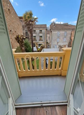 Et si vous changiez d'horizon sans sacrifier votre confort ? À seulement une heure de Toulouse (31000) et aux portes du Parc Naturel Régional des Pyrénées, cette maison de bourg de 139 m² bouscule les codes. Ici, l’authenticité d’une architecture préservée (poutres, superbe cheminée en marbre, escalier majestueux) épouse des espaces généreux baignés de lumière, orientés Est/Sud.

​Une parenthèse rare où tout se fait à pied — des commerces de proximité aux sentiers de randonnée — tout en profitant d'un véritable havre de paix intime.

​🌟 Ce qui rend ce bien unique

​Le style et l'âme : Loin des standards aseptisés, la maison séduit par son écriture singulière, son cachet de l'ancien magnifié sur deux seuls niveaux, et son parfait équilibre entre élégance et chaleur.
​Des volumes faits pour vivre (et respirer) : Un bel espace de vie lumineux de 30 m², une grande cuisine conviviale de 20 m², et 4 chambres (dont deux superbes suites potentielles de 20 m² et deux pièces modulables de 11 m² pour le télétravail ou les enfants).
​Le luxe de l'extérieur en ville : Un jardin clos et arboré de 160 m² avec portail électrique, véritable écrin de verdure intime (mitoyenne de deux côtés seulement, le calme absolu est préservé).
​Le confort clé en main & éco-maîtrisé : Une performance thermique pensée pour l'hiver (chaudière à granulés performante + insert à bois, budget maîtrisé d'environ 1 200 €/an) pour une maison saine où il n'y a plus qu'à poser ses valises.
​L'atout rare en centre-bourg : Un immense garage fermé de 46 m² (un vrai privilège !) complété par 4 places de parking sécurisées.

​📊 En un coup d'œil
​Surface habitable : 139 m²
​Extérieur : Jardin de 160 m² + Garage 46 m² + 4 parkings
​Chambres : 4 lumineuses
​Énergie : Pellets + Bois (Faible coût annuel)
​Situation : La Bastide-de-Sérou 09240 (Commerces, écoles, golf et services à pied, Foix et Toulouse à proximité).

​📞 Prêt(e) à succomber au coup de cœur ?
​Les biens offrant ce mariage rare entre le cachet de l'ancien, des volumes généreux, un grand garage et un jardin intime au cœur d'un village vivant sont rarissimes sur le marché.

​Ne laissez pas passer cette opportunité unique.

Contactez-moi dès aujourd'hui pour organiser votre visite et découvrir par vous-même tout ce que cette maison a à vous offrir.