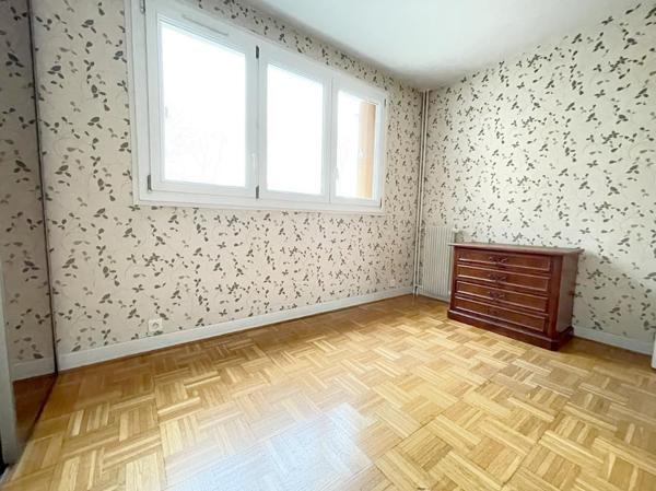 Versailles (78000) APPARTEMENT de 75m2 avec VUE sur la FORET et ACCES DIRECT - AU CALME - PROCHE TOUTES COMMODITES - BELLE PIECE