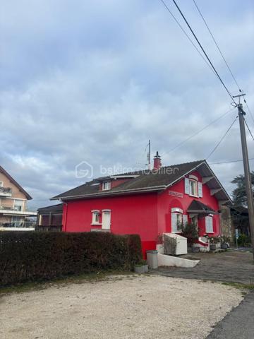 A proximité de toutes les commodités, retrouvez cet appartement 3 pièces d'une superficie totale de 83 m² au sol (67 m² carrez), comprenant : entrée, séjour, cuisine aménagée, 2 chambres, salle d'eau et wc. Parking. 
A visiter sans tarder !