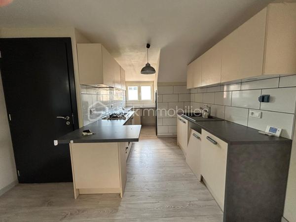 A proximité de toutes les commodités, retrouvez cet appartement 3 pièces d'une superficie totale de 83 m² au sol (67 m² carrez), comprenant : entrée, séjour, cuisine aménagée, 2 chambres, salle d'eau et wc. Parking. 
A visiter sans tarder !
