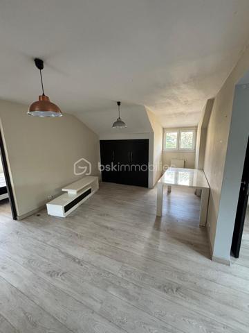 A proximité de toutes les commodités, retrouvez cet appartement 3 pièces d'une superficie totale de 83 m² au sol (67 m² carrez), comprenant : entrée, séjour, cuisine aménagée, 2 chambres, salle d'eau et wc. Parking. 
A visiter sans tarder !