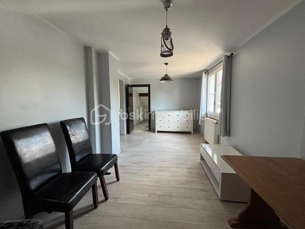 A proximité de toutes les commodités, retrouvez cet appartement 3 pièces d'une superficie totale de 83 m² au sol (67 m² carrez), comprenant : entrée, séjour, cuisine aménagée, 2 chambres, salle d'eau et wc. Parking. 
A visiter sans tarder !