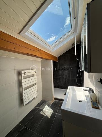 A proximité de toutes les commodités, retrouvez cet appartement 3 pièces d'une superficie totale de 83 m² au sol (67 m² carrez), comprenant : entrée, séjour, cuisine aménagée, 2 chambres, salle d'eau et wc. Parking. 
A visiter sans tarder !