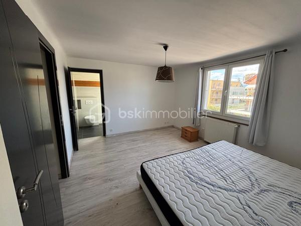 A proximité de toutes les commodités, retrouvez cet appartement 3 pièces d'une superficie totale de 83 m² au sol (67 m² carrez), comprenant : entrée, séjour, cuisine aménagée, 2 chambres, salle d'eau et wc. Parking. 
A visiter sans tarder !