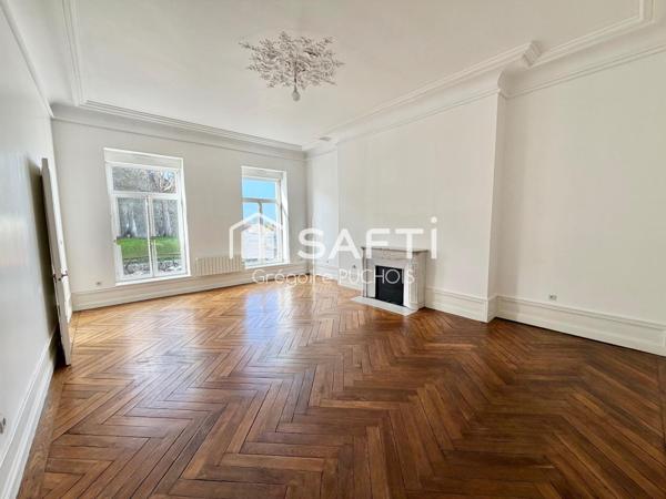 Appartement de caractère (F4) face aux Remparts