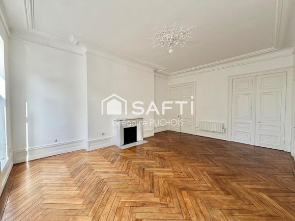 Appartement de caractère (F4) face aux Remparts