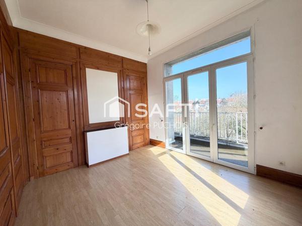 Appartement de caractère (F4) face aux Remparts