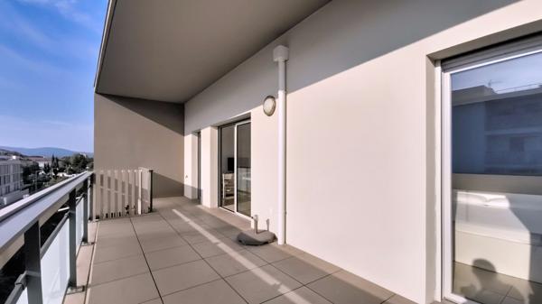 PORT FREJUS T2 DERNIER ETAGE GRANDE TERRASSE GARAGE
