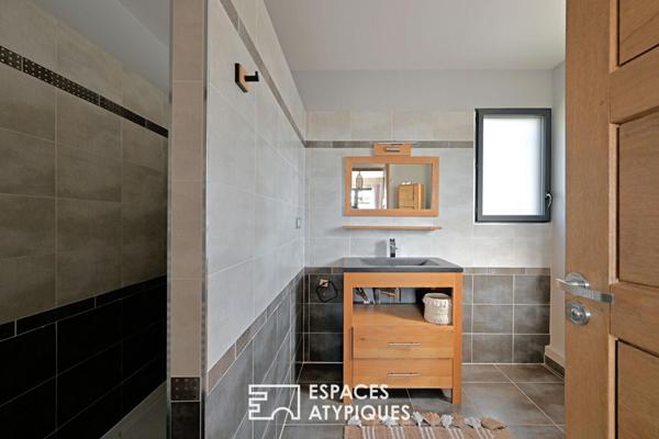 Bastide contemporaine avec piscine et vue
