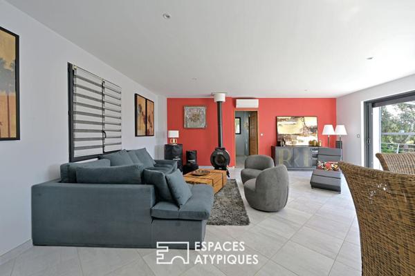 Bastide contemporaine avec piscine et vue