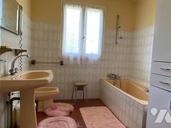 LAFEUILLADE EN VEZIE, sur terrain de 1068 m², maison d'habitation individuelle comprenant s/sol...