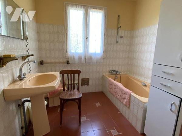 LAFEUILLADE EN VEZIE, sur terrain de 1068 m², maison d'habitation individuelle comprenant s/sol...