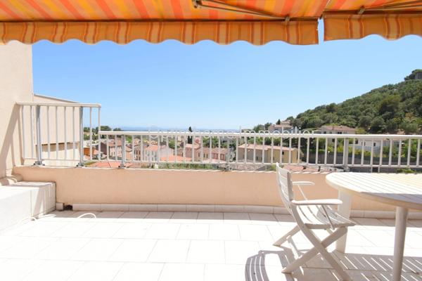 Appartement T3  dernier étage avec vue mer à Hyères  – Deux terrasses, parking et cave 83400