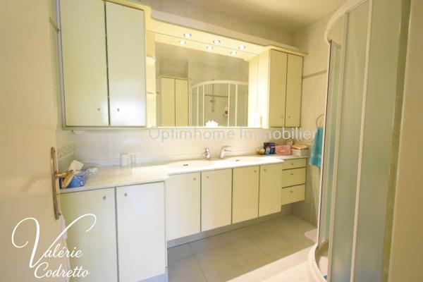 Appartement T3  dernier étage avec vue mer à Hyères  – Deux terrasses, parking et cave 83400