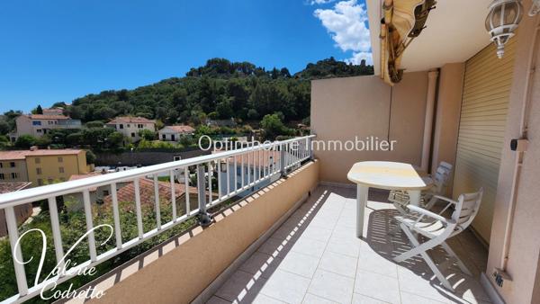 Appartement T3  dernier étage avec vue mer à Hyères  – Deux terrasses, parking et cave 83400
