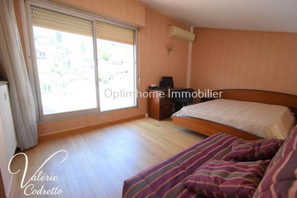 Appartement T3  dernier étage avec vue mer à Hyères  – Deux terrasses, parking et cave 83400
