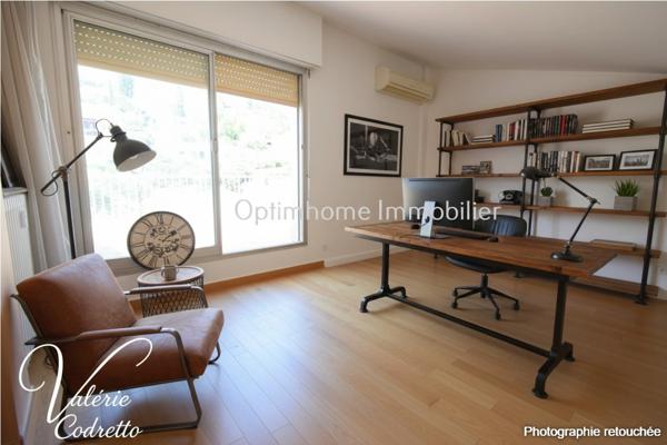 Appartement T3  dernier étage avec vue mer à Hyères  – Deux terrasses, parking et cave 83400